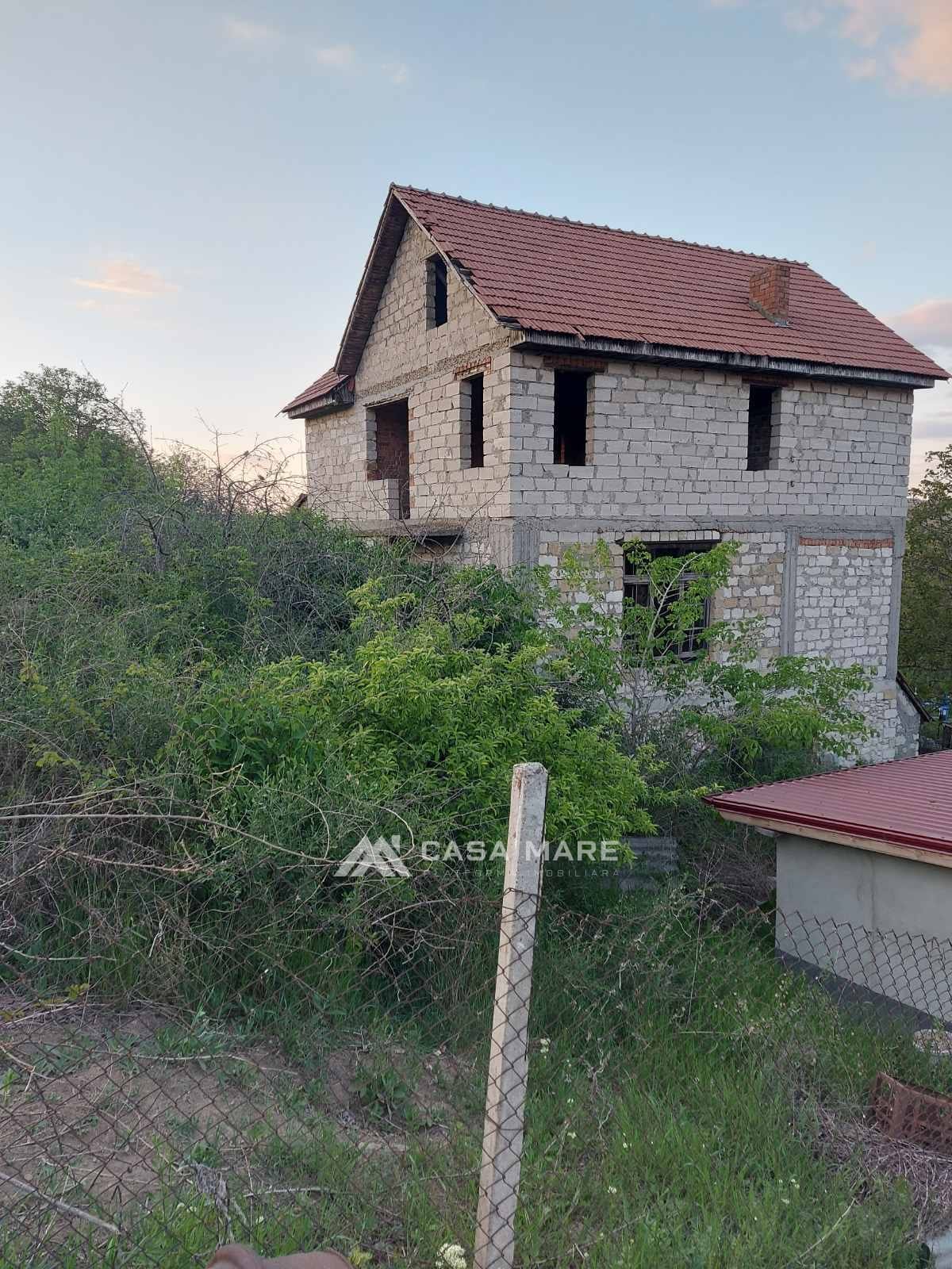 Casă cu 5 camere, 220 m², Ialoveni 2