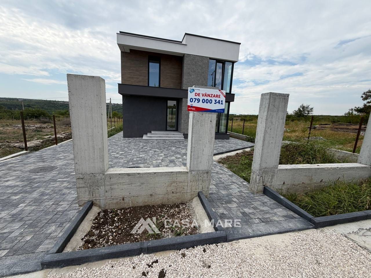 Casă cu 4 camere, 239 m², Budești 2