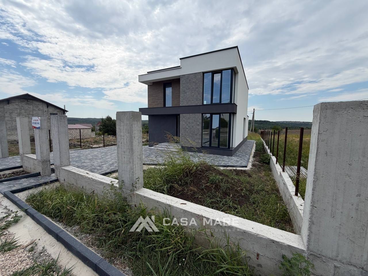 Casă cu 4 camere, 239 m², Budești 1