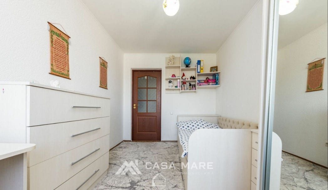 Apartament cu 3 camere, 74 m², Durlești 4