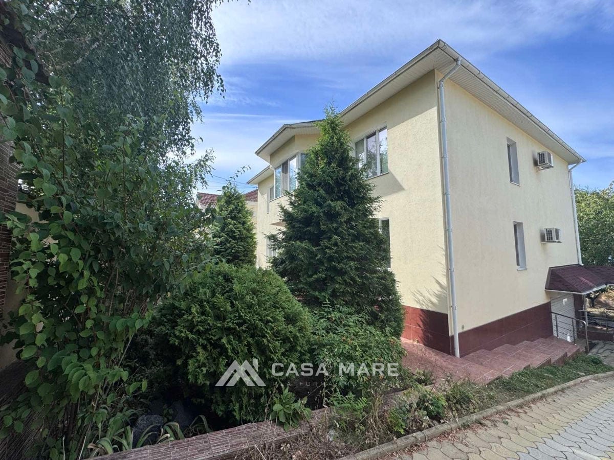 Apartament cu 3 camere, 160 m², Codru 9