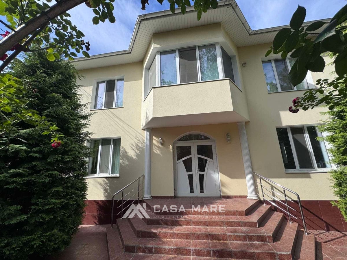 Apartament cu 3 camere, 160 m², Codru 8