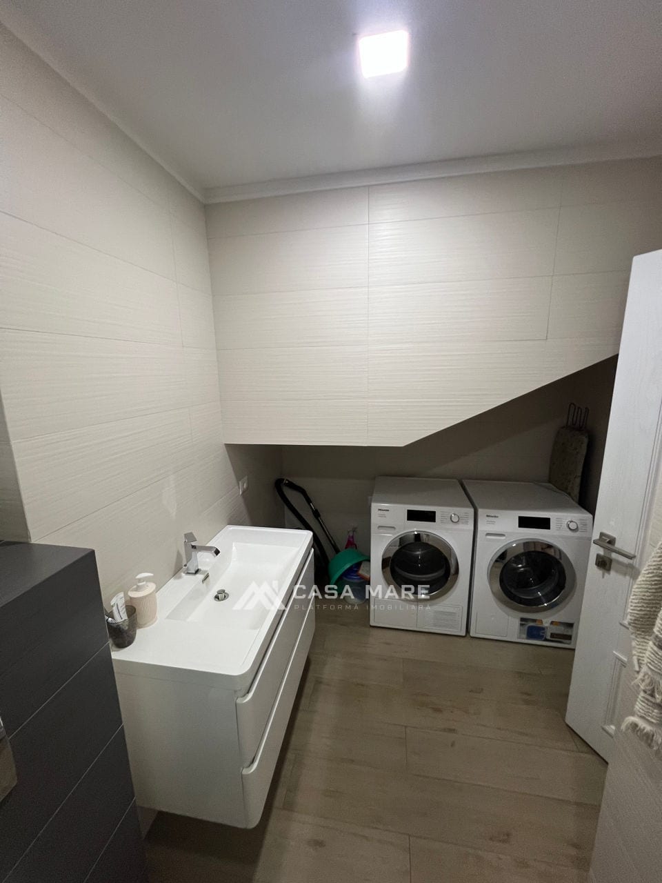 Casă cu 3 camere, 290 m², Dumbrava 9