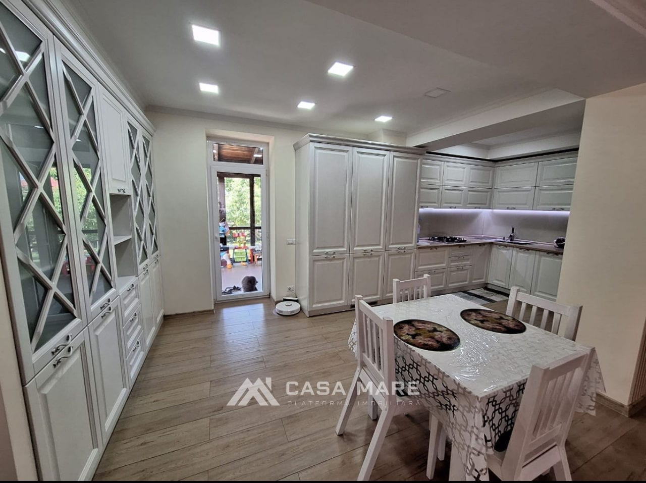 Casă cu 3 camere, 290 m², Dumbrava 4