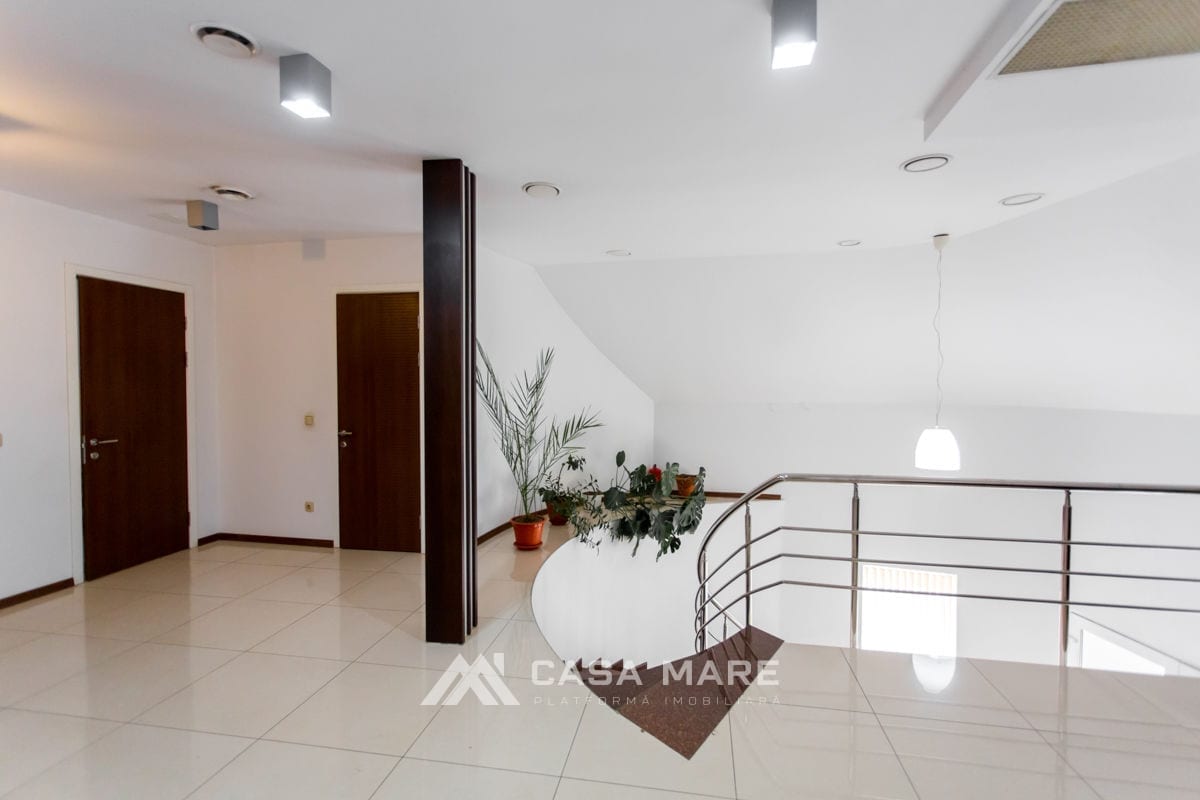 Casă cu 20 camere, 540 m², Codru 3