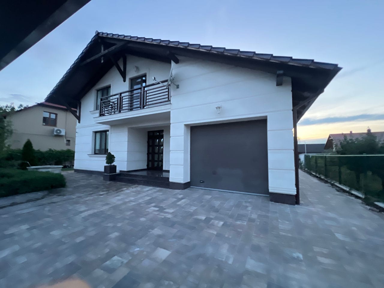 Casă cu 3 camere, 290 m², Dumbrava